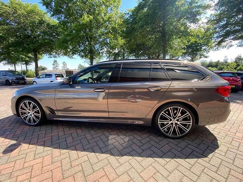 Grijs Gebruikt 2018 BMW 530 Stationwagen | € 33.500 (Eerlijke prijs) - Afbeelding 1/4