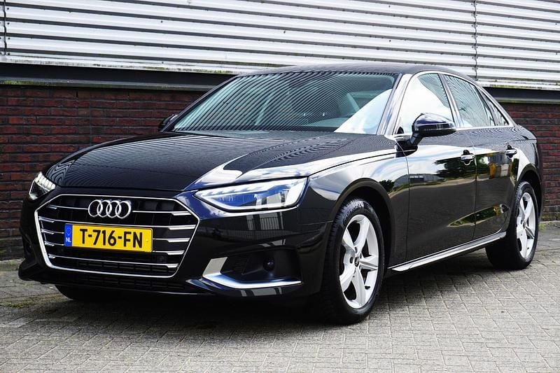 Zwart, metallic lak Gebruikt 2023 Audi A4 Sedan | € 32.950 (Eerlijke prijs) - Afbeelding 1/4