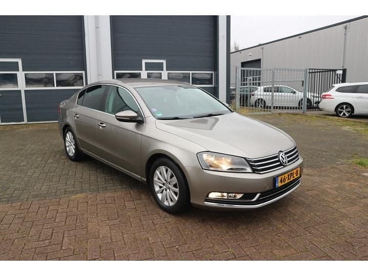 Bruin Gebruikt 2012 VW Passat Highline Sedan | € 7.950 (Eerlijke prijs) - Afbeelding 1/4