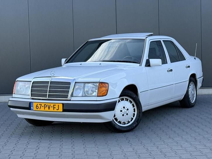 Gebruikt 1989 Mercedes E200 | € 9.990 - Afbeelding 1/4