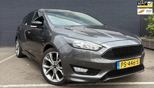 Grijs Gebruikt 2017 Ford Focus ST-Line Hatchback | € 17.949 - Afbeelding 1/4