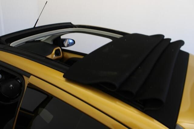 Occasion Peugeot 108 Collection 69 PK (50 kW) 2017 Geel (metallic) Hatchback