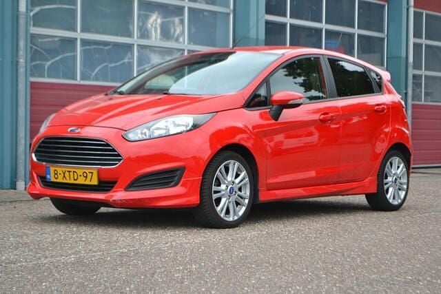 Rood Gebruikt 2014 Ford Fiesta Hatchback | € 4.995 (Eerlijke prijs) - Afbeelding 1/4