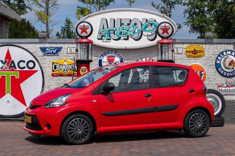 Rood Gebruikt 2013 Toyota Aygo Hatchback | € 6.950 (Eerlijke prijs) - Afbeelding 1/4