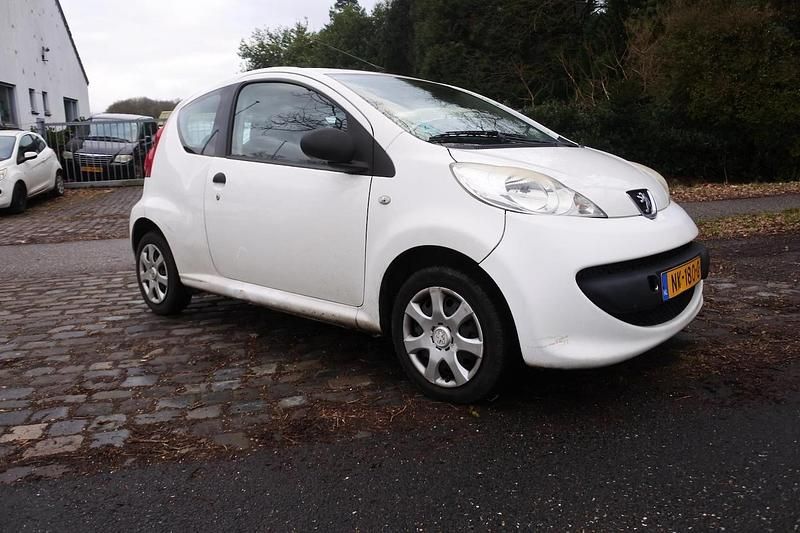 Wit Occasion 2007 Peugeot 107 Hatchback | € 1.295 (Eerlijke prijs) - Afbeelding 1/4