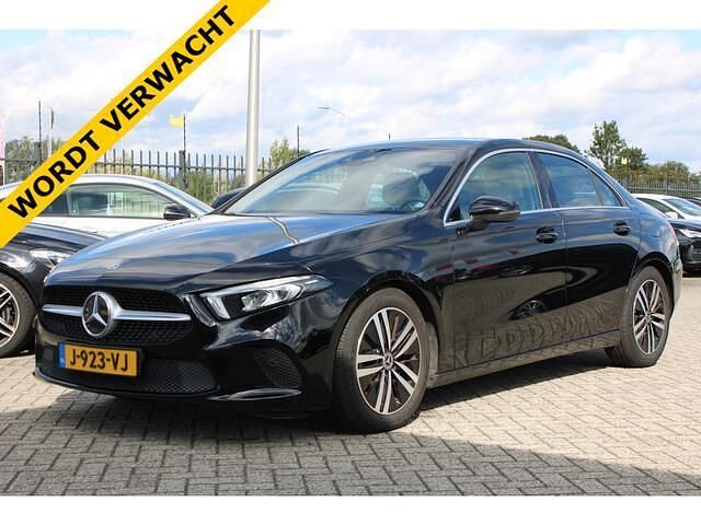 Zwart Gebruikt 2020 Mercedes A200 Business Sedan | € 23.900 (Goede deal) - Afbeelding 1/4
