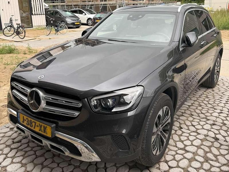 Zwart Gebruikt 2020 Mercedes GLC300e Stationwagen | € 42.000 (Iets duurder) - Afbeelding 1/4