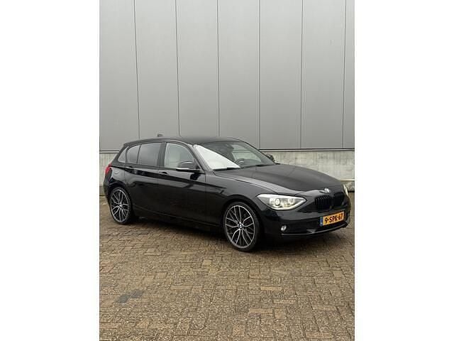 Zwart Gebruikt 2013 BMW 116 Executive Hatchback | € 5.950 (Goede deal) - Afbeelding 1/4