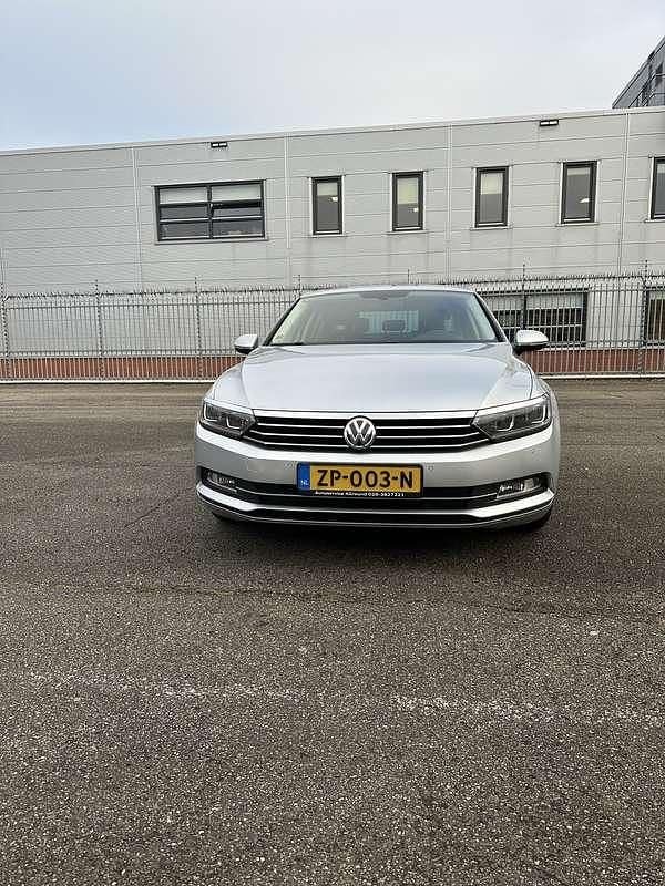 Grijs Occasion 2015 VW Passat R Sedan | € 11.000 (Eerlijke prijs) - Afbeelding 1/4