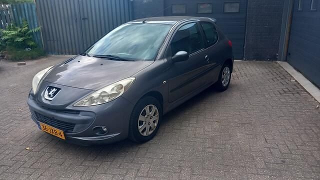 Grijs Gebruikt 2009 Peugeot 206+ Hatchback | € 3.400 (Eerlijke prijs) - Afbeelding 1/4