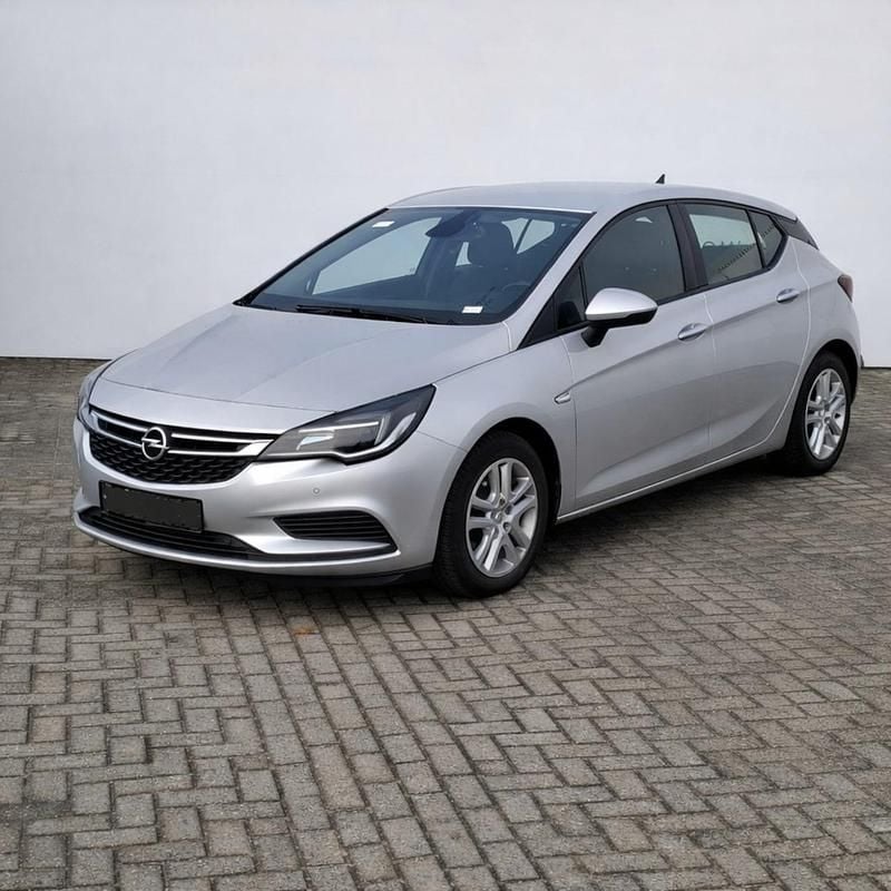 Zilver Occasion 2018 Opel Astra Edition Hatchback | € 10.700 (Goede deal) - Afbeelding 1/4