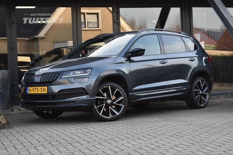 Suv Occasion 2022 Skoda Karoq SportLine SUV | € 24.945 (Goede deal) - Afbeelding 1/4