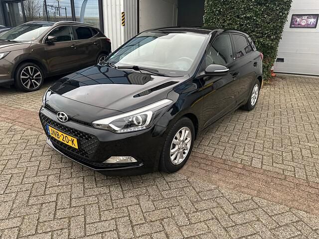 Zwart Occasion 2017 Hyundai i20 Hatchback | € 10.450 (Eerlijke prijs) - Afbeelding 1/4