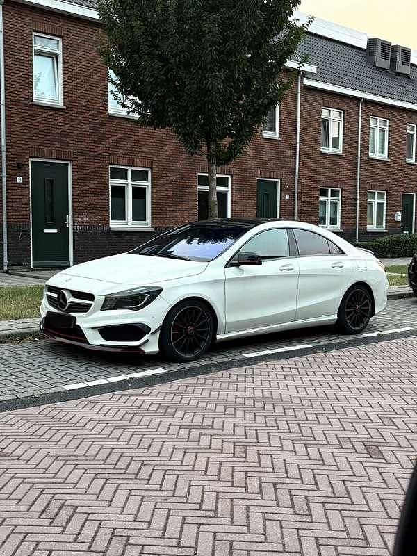 Wit Gebruikt 2013 Mercedes CLA220 Edition 1 Sedan | € 17.000 (Eerlijke prijs) - Afbeelding 1/4
