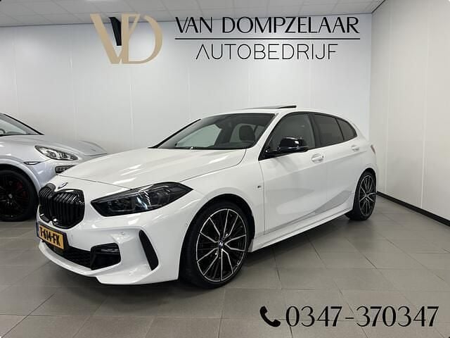 Wit Gebruikt 2021 BMW 116 Executive Hatchback | € 27.950 - Afbeelding 1/4