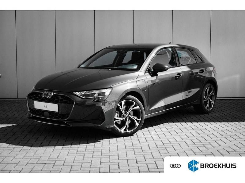 Grijs Gebruikt 2025 Audi A3 Sportback Advanced Hatchback | € 41.945 - Afbeelding 1/4