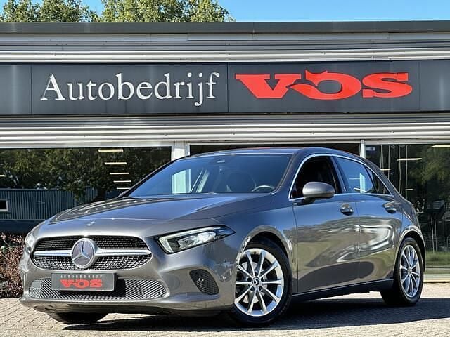 Grijs Gebruikt 2020 Mercedes A180 Advantage Hatchback | € 21.900 (Super prijs) - Afbeelding 1/4