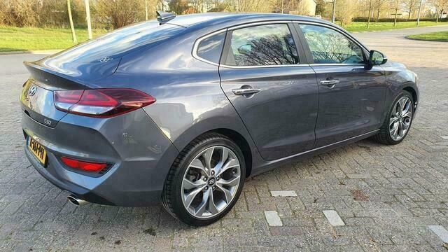 Grijs Occasion 2018 Hyundai i30 Premium Hatchback | € 21.755 (Iets duurder) - Afbeelding 1/4