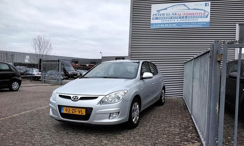 Zilver (metallic) Gebruikt 2008 Hyundai i30 Dynamiq Hatchback | € 2.250 (Eerlijke prijs) - Afbeelding 1/4