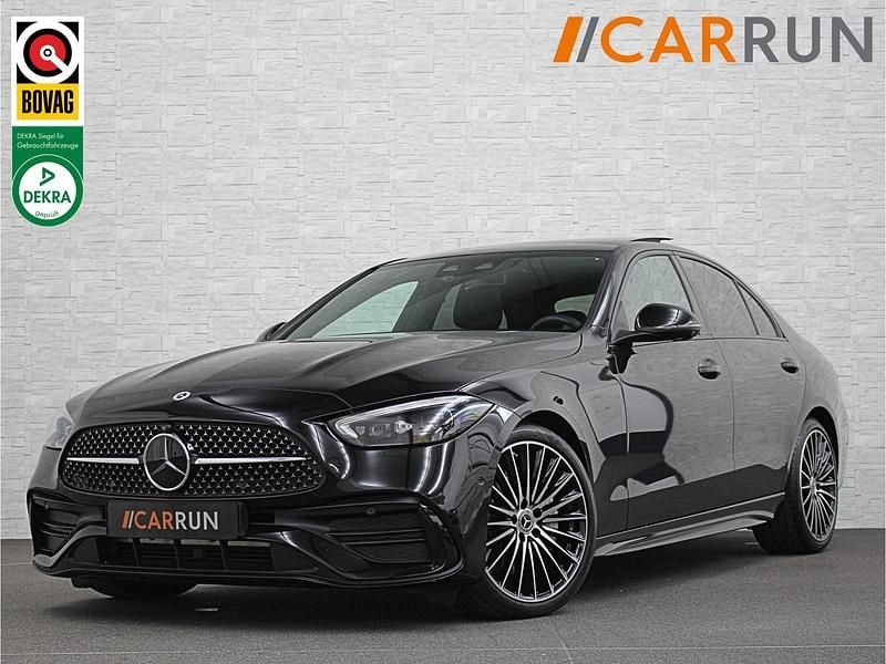 Zwart, metallic lak Gebruikt 2023 Mercedes C300 AMG line Sedan | € 54.800 (Eerlijke prijs) - Afbeelding 1/4