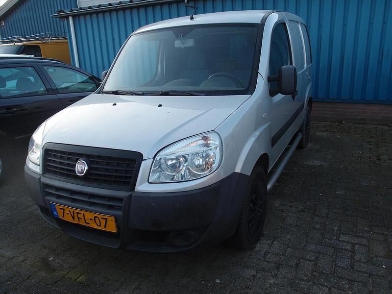 Grijs (metallic) Gebruikt 2009 Fiat Doblò MPV | € 1.500 - Afbeelding 1/4