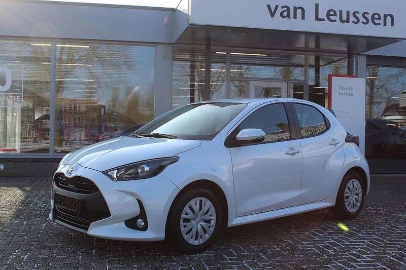 Wit Occasion 2022 Toyota Yaris Active Hatchback | € 18.499 (Goede deal) - Afbeelding 1/1