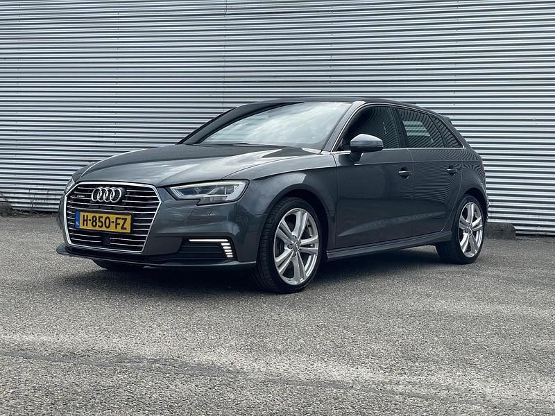 Grijs Gebruikt 2020 Audi A3 Sportback Sport Hatchback | € 19.950 (Goede deal) - Afbeelding 1/3