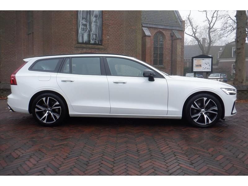 Wit Occasion 2022 Volvo V60 Plus Stationwagen | € 30.900 (Super prijs) - Afbeelding 1/4