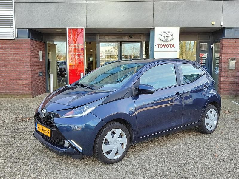Occasion Toyota Aygo X-play 72 PK (52 kW) 2017 Blauw Hatchback