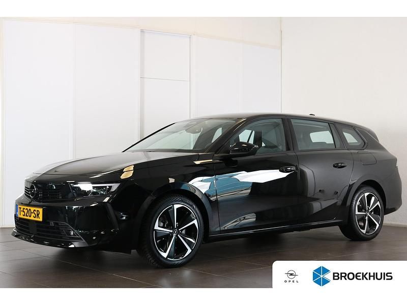 Zwart Occasion 2023 Opel Astra Edition Stationwagen | € 24.900 (Super prijs) - Afbeelding 1/4