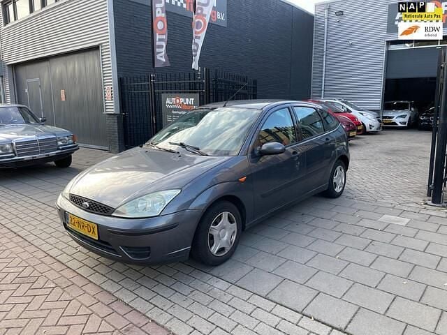 Grijs Gebruikt 2004 Ford Focus Ambiente Hatchback | € 999 (Eerlijke prijs) - Afbeelding 1/4