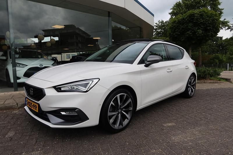 Wit Gebruikt 2022 Seat Leon FR Hatchback | € 16.900 (Eerlijke prijs) - Afbeelding 1/4