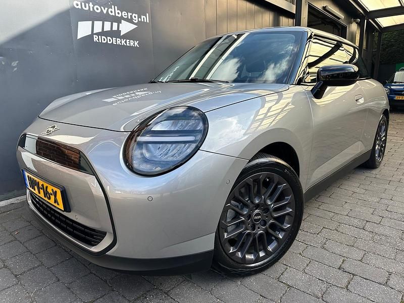 Grijs Nieuw 2025 Mini Cooper Essential Hatchback | € 27.950 (Eerlijke prijs) - Afbeelding 1/4