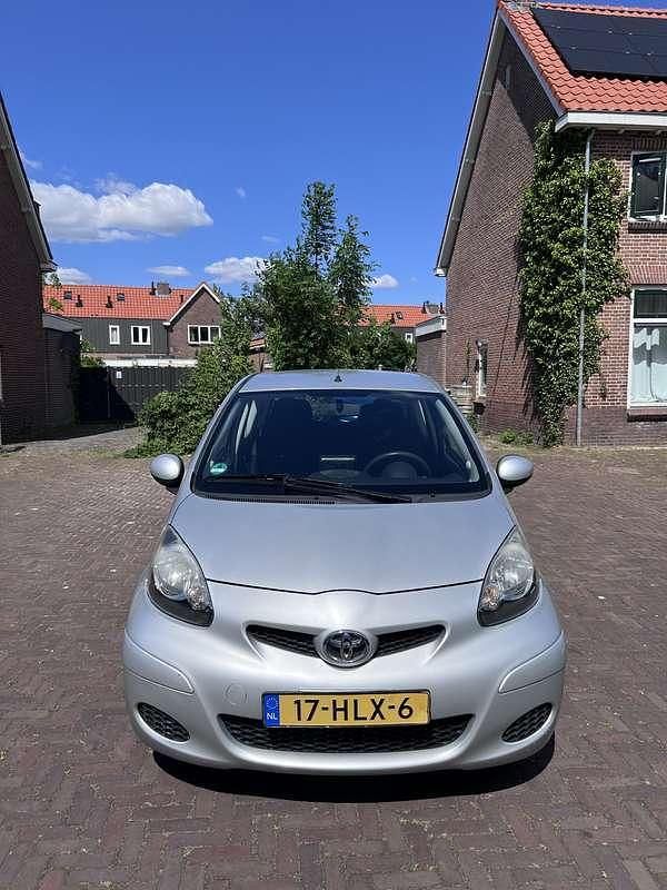 Grijs Gebruikt 2009 Toyota Aygo Comfort Hatchback | € 2.000 (Goede deal) - Afbeelding 1/4