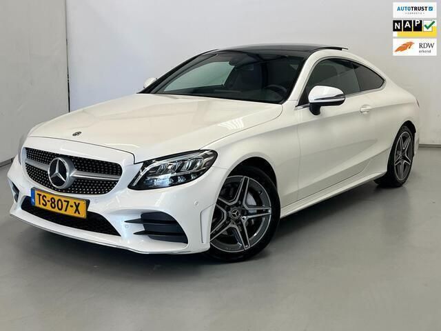 Wit, metallic lak Gebruikt 2018 Mercedes C200 AMG Coupé | € 23.950 (Eerlijke prijs) - Afbeelding 1/4