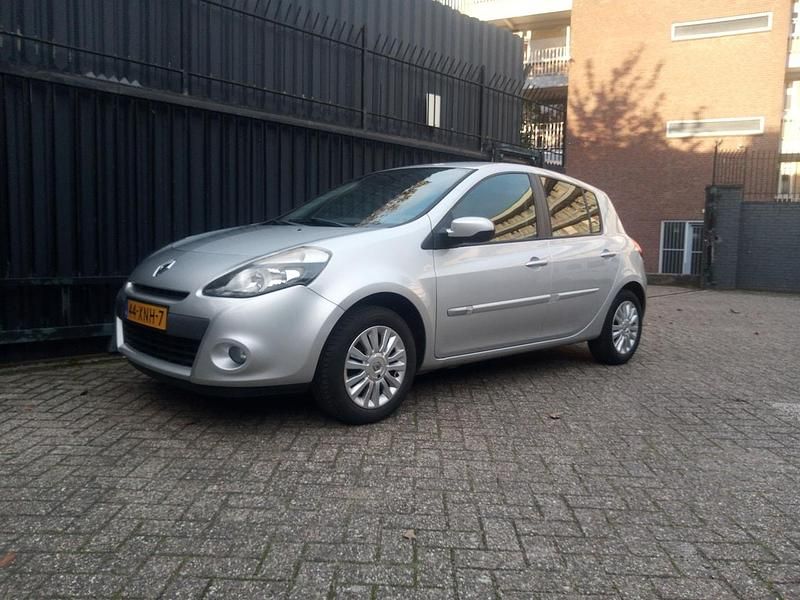 Grijs Gebruikt 2012 Renault Clio IV Collection Hatchback | € 3.999 (Iets duurder) - Afbeelding 1/4