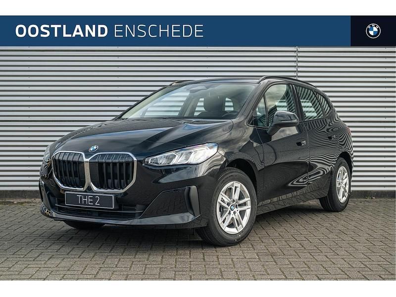 Zwart Nieuw 2025 BMW 220 Shadowline Stationwagen | € 49.278 (Super prijs) - Afbeelding 1/4