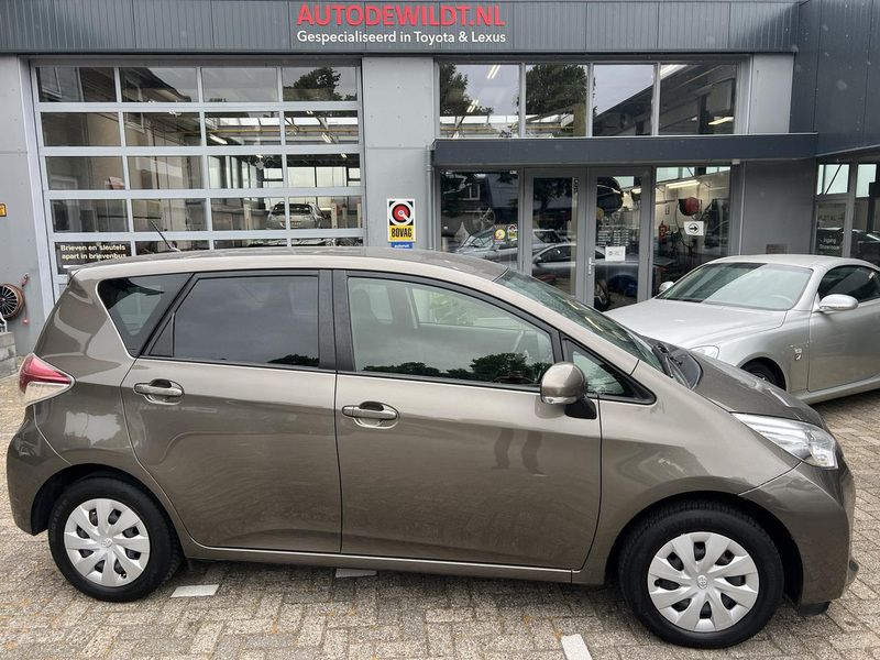 Bruin Gebruikt 2015 Toyota Verso-S MPV | € 16.950 (Duur) - Afbeelding 1/4