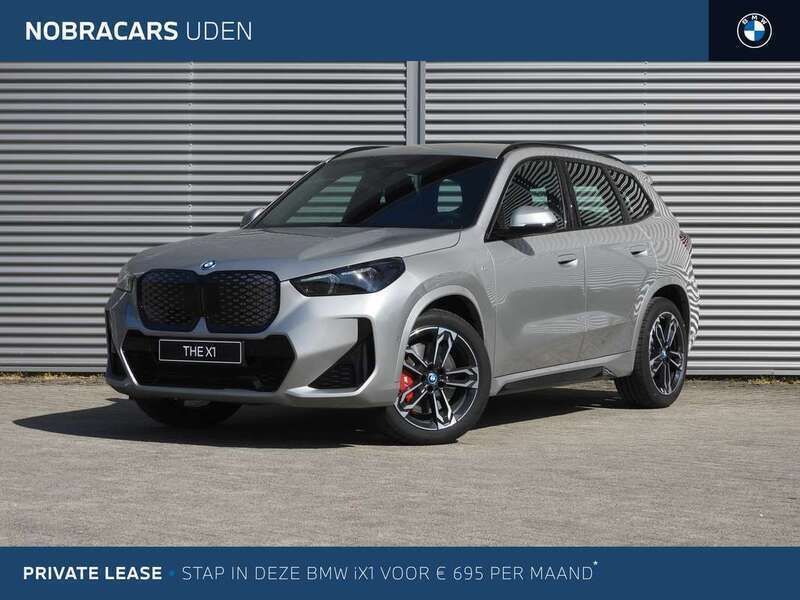 Zwart, metallic lak Nieuw 2025 BMW iX1 M Sport SUV | € 58.528 (Eerlijke prijs) - Afbeelding 1/4