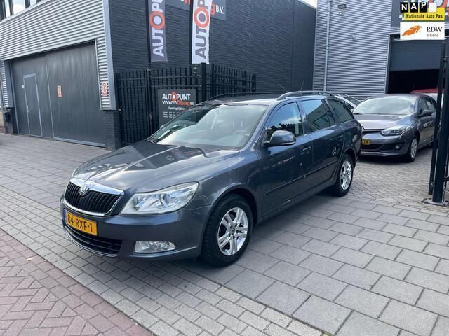 Grijs Gebruikt 2011 Skoda Octavia Ambition Stationwagen | € 3.999 (Eerlijke prijs) - Afbeelding 1/4