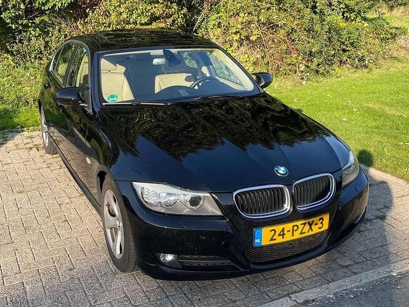 Zwart Occasion 2011 BMW 320 Efficient Dynamics Sedan | € 5.950 (Eerlijke prijs) - Afbeelding 1/4