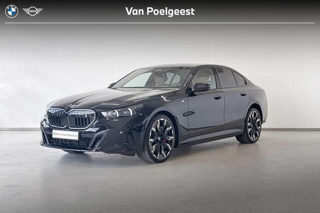 Saphirschwarz metallic (zwart metallic) Nieuw 2025 BMW i5 M Sport Sedan | € 97.282 (Iets duurder) - Afbeelding 1/4