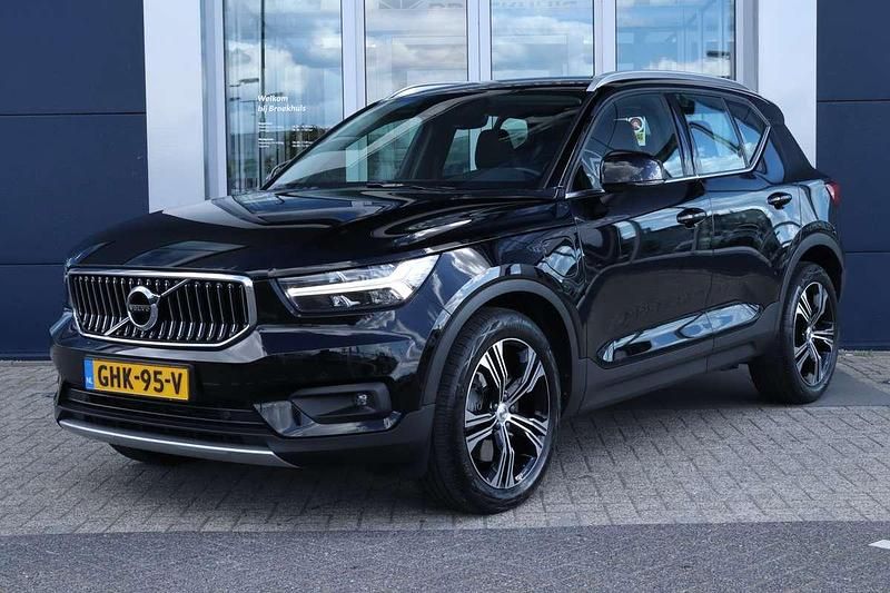 Zwart Gebruikt 2021 Volvo XC40 Inscription SUV | € 32.900 (Goede deal) - Afbeelding 1/4