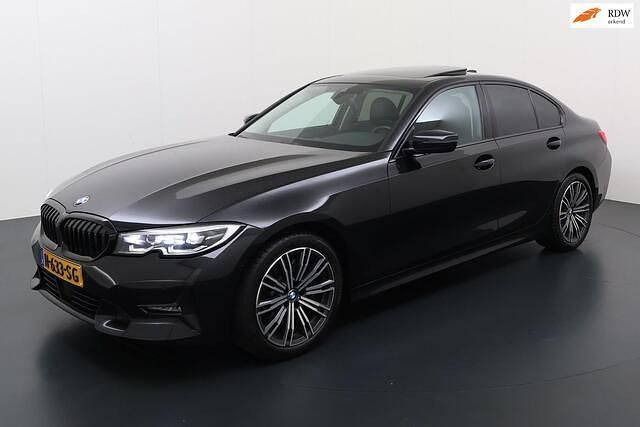 Zwart Gebruikt 2019 BMW 330 Executive Sedan | € 24.999 (Eerlijke prijs) - Afbeelding 1/4