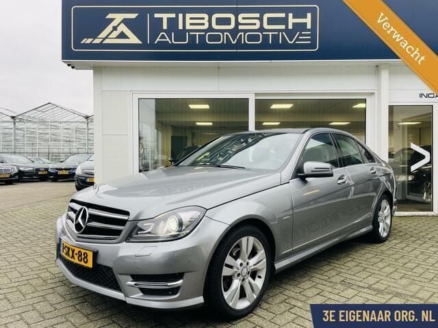 Grijs Gebruikt 2013 Mercedes C180 AMG Sedan | € 13.495 (Eerlijke prijs) - Afbeelding 1/4