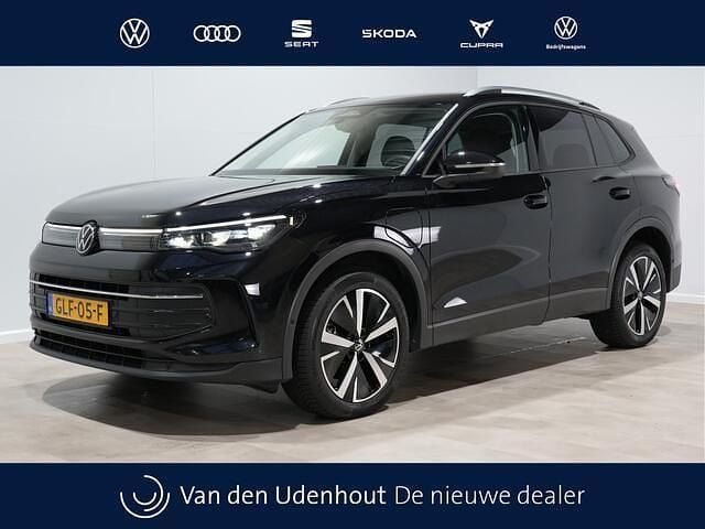 Zwart (metallic) Occasion 2024 VW Tiguan Edition SUV | € 41.640 (Super prijs) - Afbeelding 1/4