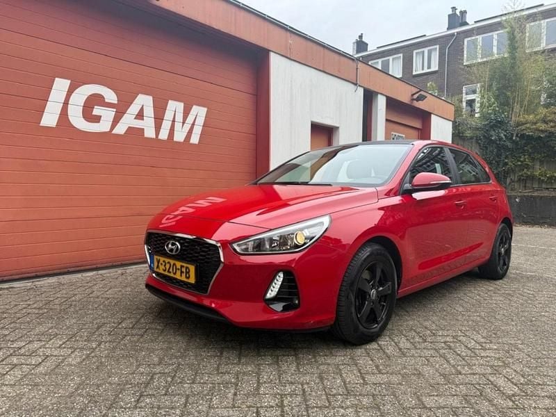 Rood Occasion 2018 Hyundai i30 Hatchback | € 11.900 (Super prijs) - Afbeelding 1/4
