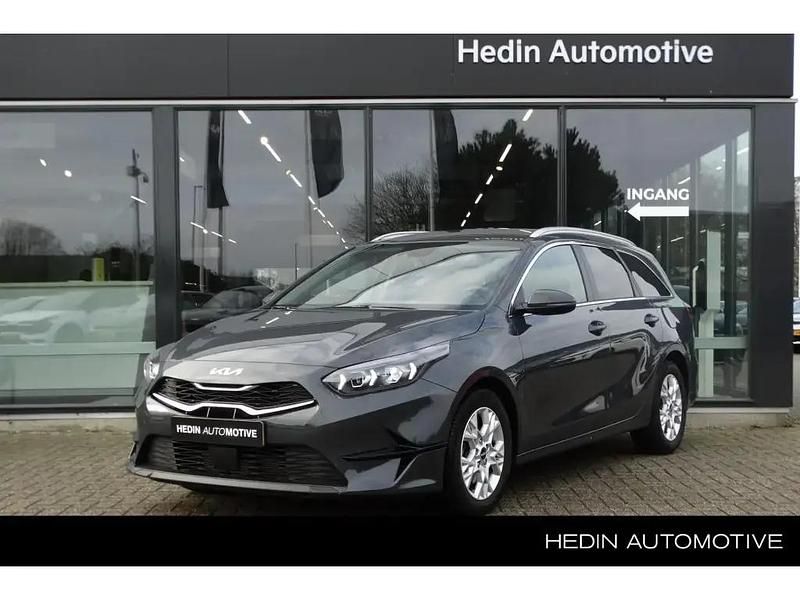 Grijs, metallic lak Gebruikt 2024 Kia Ceed Sportswagon Stationwagen | € 26.445 (Eerlijke prijs) - Afbeelding 1/4