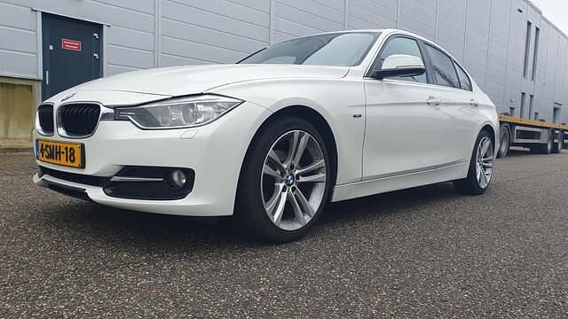 Wit Gebruikt 2013 BMW 320 Efficient Dynamics Sedan | € 5.995 (Eerlijke prijs) - Afbeelding 1/4