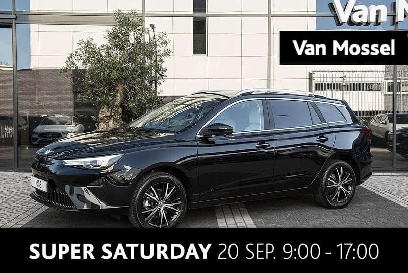 Zwart, metallic lak Nieuw 2025 MG MG5 EV Long Range Luxury Stationwagen | € 31.800 (Iets duurder) - Afbeelding 1/3